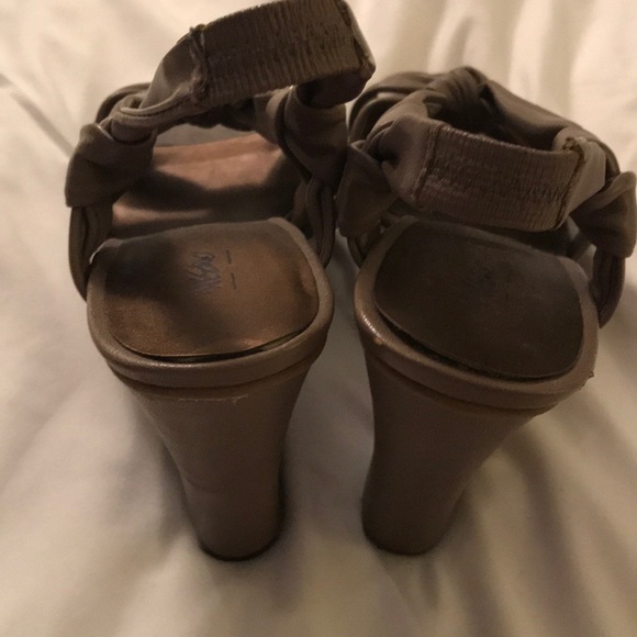 7 1/2 Khaki/Dark Taupe leather wedges AVG/GOOD - Picture 3 of 7